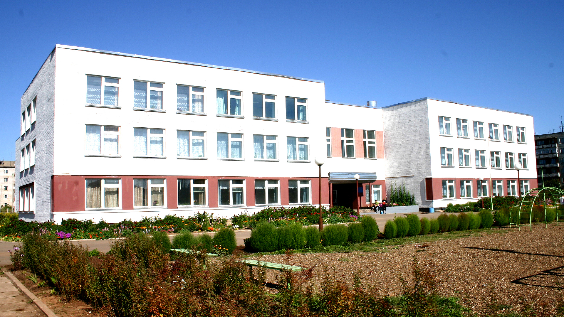 Здание школы в Оричах